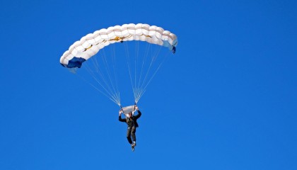 爱游戏app-库里： 雷霆万钧般的投篮，点燃季后赛的每一个夜晚！，库里的投篮动作教学